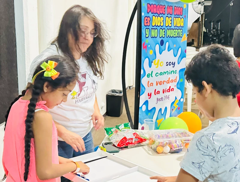 Niños en Amistad Live